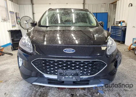 2020 Ford Escape Titanium z USA, uszkodzony, nr VIN 1FMCU9J97LUA38336